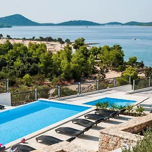 Kemp Camp Panorama With Pool, Drage