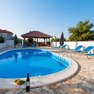 Lavender With Pool And Wellness Drage